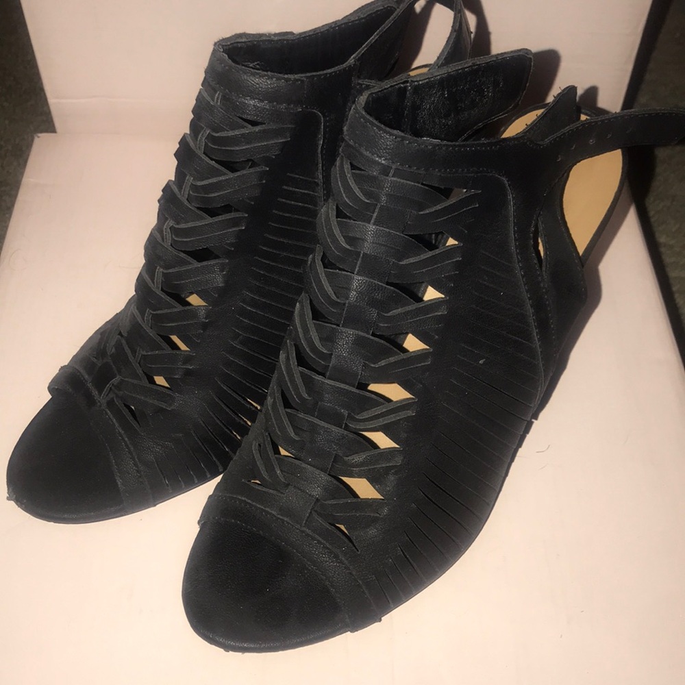 Black heeled wedge